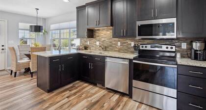 Private 4BR House with Hot Tub, 10 minutes from ski slopes and boating