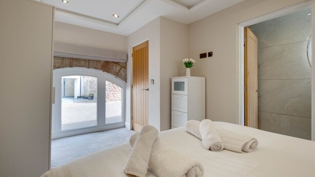 2 bedrooms, iron/ironing board, WiFi, bed sheets - Modern stone cottage just 20 meters from the beach in Seahouses (Northumberland)