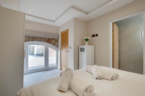 Modern stone cottage just 20 meters from the beach in Seahouses