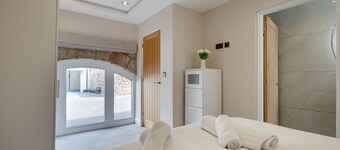 Modern stone cottage just 20 meters from the beach in Seahouses