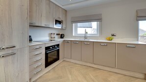 Private kitchen - Modern stone cottage just 20 meters from the beach in Seahouses (Northumberland)