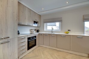 Private kitchen - Modern stone cottage just 20 meters from the beach in Seahouses (Northumberland)