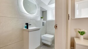 Hair dryer, towels, soap, toilet paper - Modern stone cottage just 20 meters from the beach in Seahouses (Northumberland)