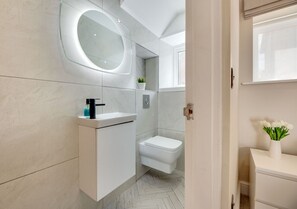 Bathroom - Modern stone cottage just 20 meters from the beach in Seahouses (Northumberland)