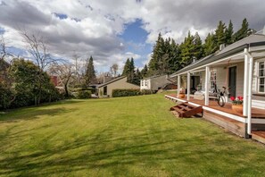 Terrace/patio - Walnut Cottage - Sleeps 6, Walk to Lake (Wānaka)