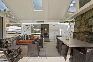 Outdoor dining - Walnut Cottage - Sleeps 6, Walk to Lake (Wānaka)