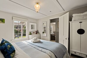 3 bedrooms, iron/ironing board, WiFi, bed sheets - Walnut Cottage – Sleeps 6, Walk to Lake (Wānaka)