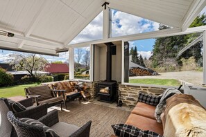 Terrace/patio - Walnut Cottage – Sleeps 6, Walk to Lake (Wānaka)