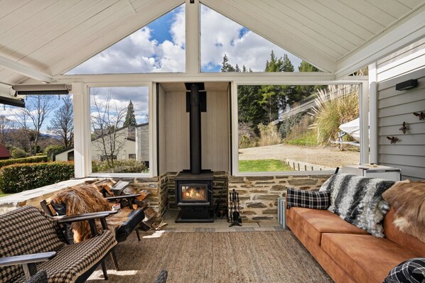 Interior - Walnut Cottage – Sleeps 6, Walk to Lake (Wānaka)