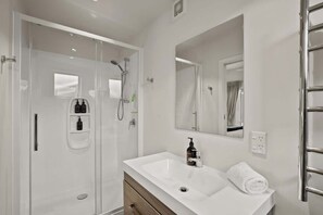 Shower, hair dryer, towels, shampoo - Walnut Cottage - Sleeps 6, Walk to Lake (Wānaka)