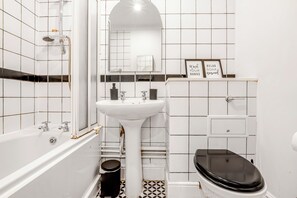Dusch, hårtork, handdukar och tvål