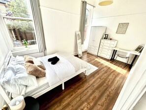 1 habitación, tabla de planchar con plancha, wifi y ropa de cama