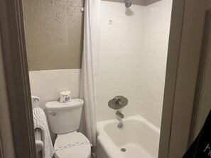 Kamar, 1 Tempat Tidur Queen | Kamar mandi | Perlengkapan mandi gratis, pengering rambut, handuk, dan sabun