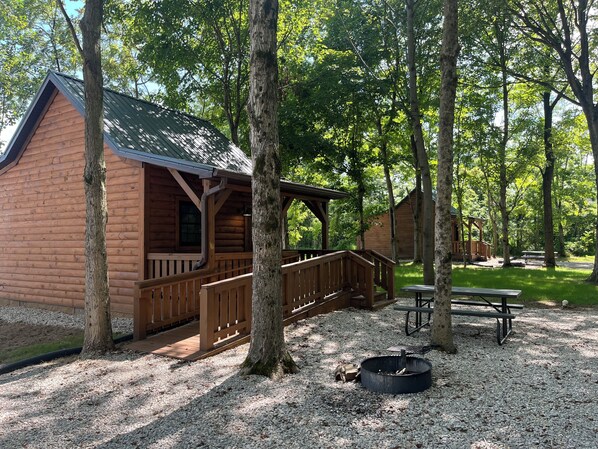 キャビン クイーンベッド 2 台 簡易キッチン | WiFi (無料)、ベッドシーツ