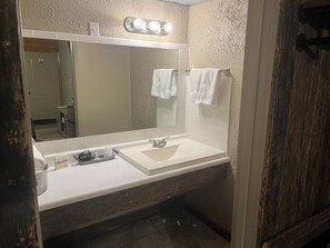 Room, 1 Queen Bed | Bathroom