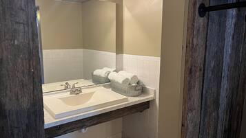 Artículos de tocador gratuitos, secador de pelo, toallas, jabón