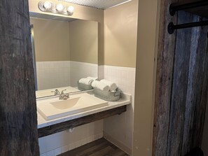 Articles de toilette gratuits, sèche-cheveux, serviettes fournies, savon