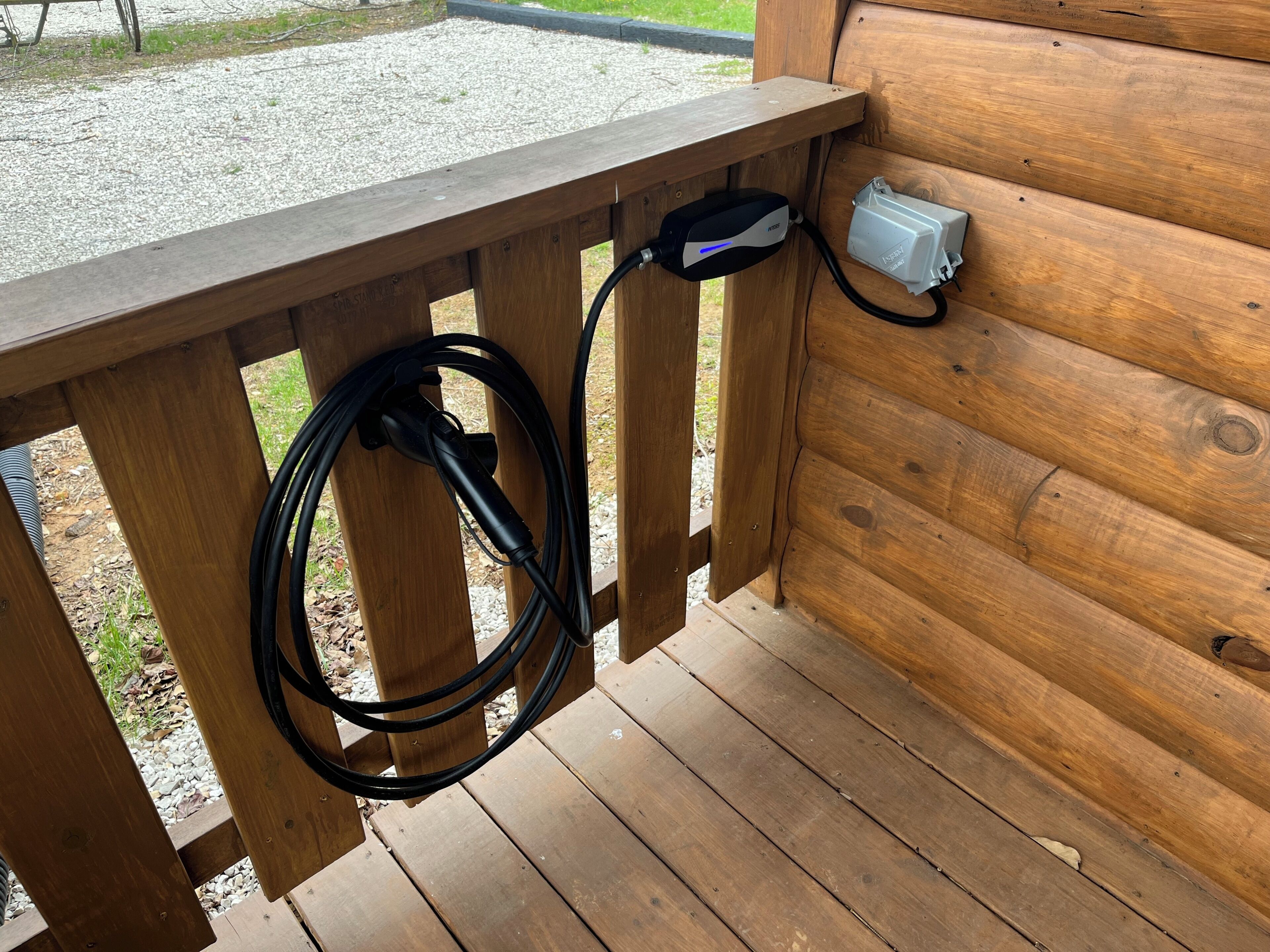 Electric vehicle charging station