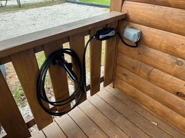 Electric vehicle charging station