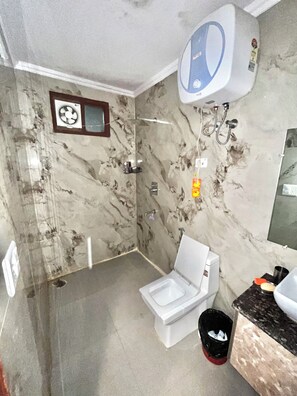 Ducha, toallas, jabón y papel higiénico