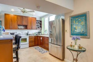 Cookware/dishes/utensils - New Lakefront Escape | Kayak, Patio & MiniGolf (Columbia)