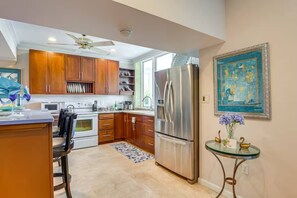 Fridge, oven, stovetop, dishwasher