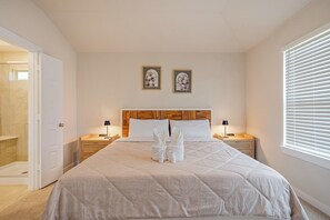 4 bedrooms, iron/ironing board, WiFi, bed sheets - Serene 4BR Retreat at Lake Conroe (Montgomery)