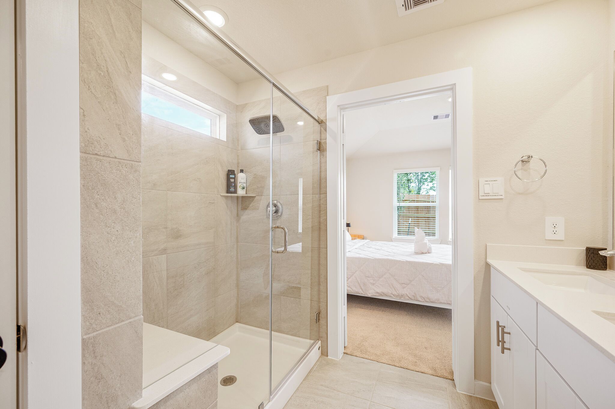 Douche, sèche-cheveux, serviettes fournies, savon