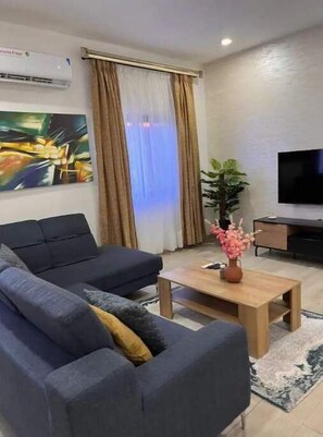 Living area - Charming 1-bedroom apartment in lovely Accra with AC (Accra)