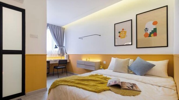 A hotel room with a bed, a desk, and a chair. - Upstairs Downstairs CoLiving Bukit Bintang (Kuala Lumpur)