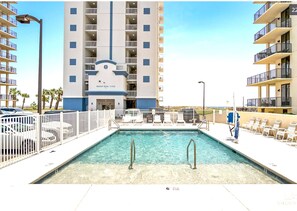 Una piscina al aire libre