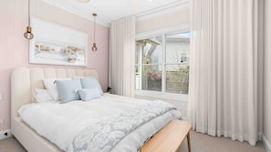 4 slaapkamers, een bureau, een strijkplank/strijkijzer, gratis wifi