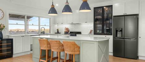 Een koelkast, een magnetron, een oven, een kookplaat