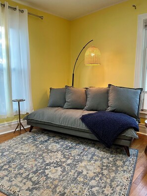 Smart TV - Cheerful 2BR apt, historic home near EMU and U-M, walkable area. Dog friendly! (Ypsilanti)