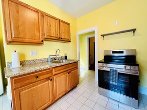 Een koelkast, een microgolfoven, een oven, een kookplaat