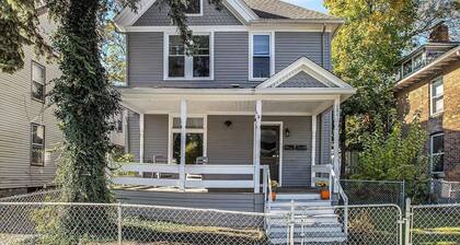 Cheerful 2BR apt, historic home near EMU and U-M, walkable area. Dog friendly!