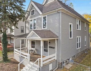 Exterior - Cheerful 2BR apt, historic home near EMU and U-M, walkable area. Dog friendly! (Ypsilanti)