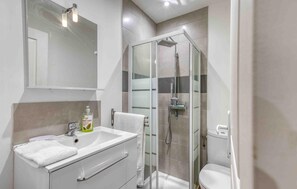 Shower - Gorgeous apartment in La Rochelle with WiFi (La Rochelle)