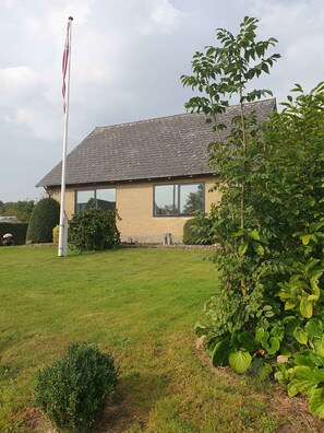 Property grounds - Lovely holiday home with views of fields. (Sydals)