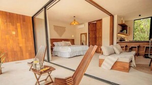 Quarto moderno com uma cama grande, uma escrivaninha e uma cadeira.