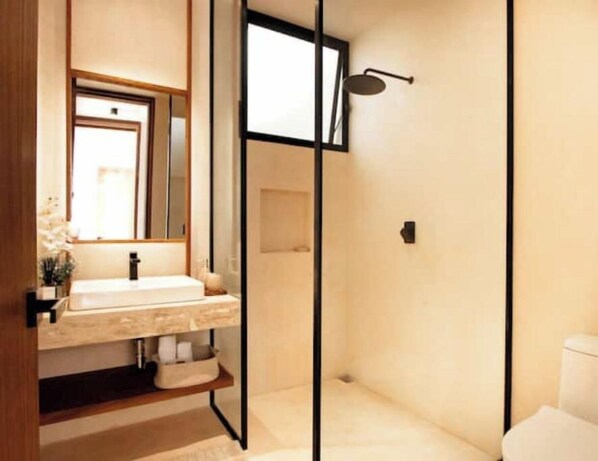 A modern bathroom with a sink, mirror, and shower. - Penthouse w Rooftop pool · Great location · Veleta (Tulum)