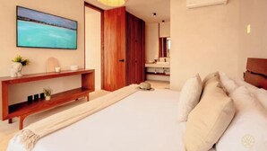 Ein modernes Schlafzimmer mit einem großen Bett, einem Holzschrank und einem Wand-Fernseher, der eine Strandansicht zeigt.