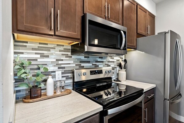 Refrigerador, microondas, horno, placa de cocina