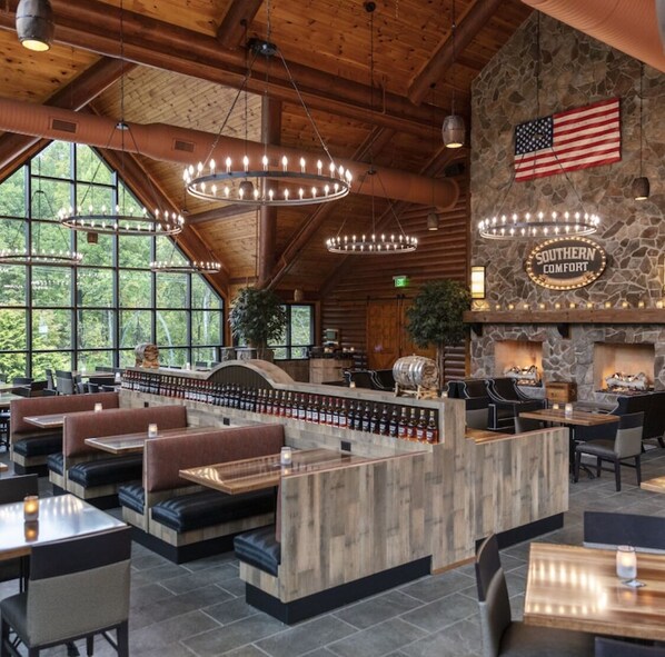 Dining - Cozy cabin in Gatlinburg. Pet Friendly. Indoor waterpark on site (Gatlinburg)