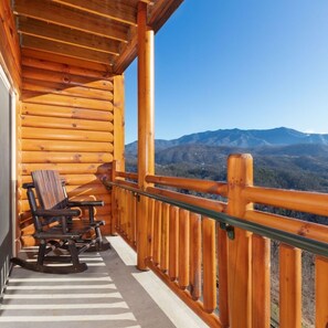 Property grounds - Cozy cabin in Gatlinburg. Pet Friendly. Indoor waterpark on site (Gatlinburg)