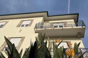 Ein Gebäude mit Balkon und Fenster.