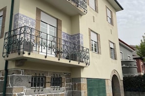 A multi-story building with balconies, stone facade, and windows with shutters. - Imaculada Home Royal - Centro de Braga, Historico (Braga)
