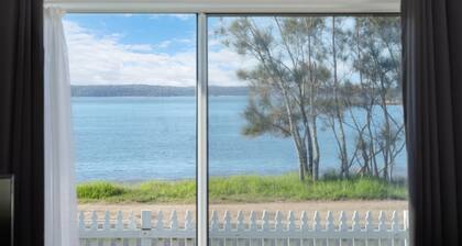 Beachfront Escape Relaxing Getaway in Batehaven