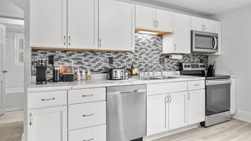 Fridge, oven, stovetop, dishwasher