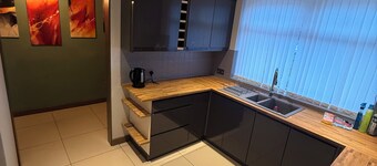 Entire luxury home free parking free WiFi 2 bedrooms in Birmingham